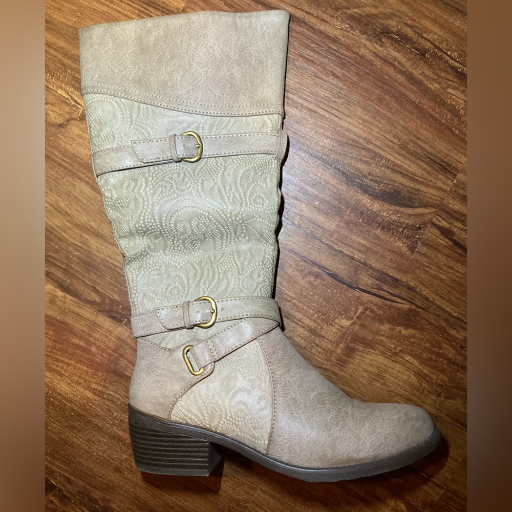 Embossed Kelsa heeled boot